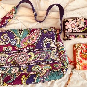 Vera Bradley lot! Beautiful Clean.messenger bag, lots of room. Great for travel